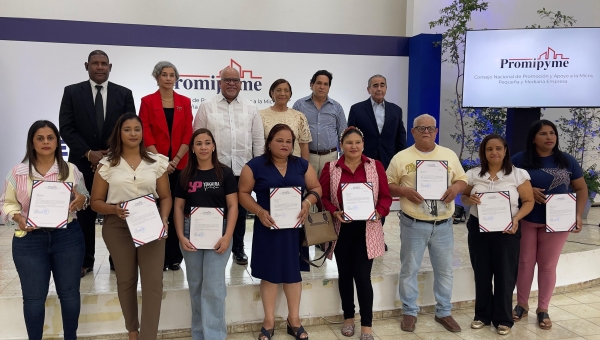 Promipyme entrega RD$110 millones en créditos a microempresarios de Montecristi y La Vega